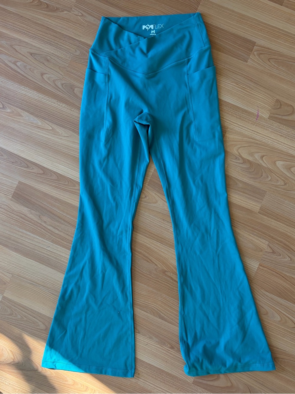 POPFLEX Crisscross Hourglass® Flared Legging with Pockets - Emerald - Picture 9 of 12
